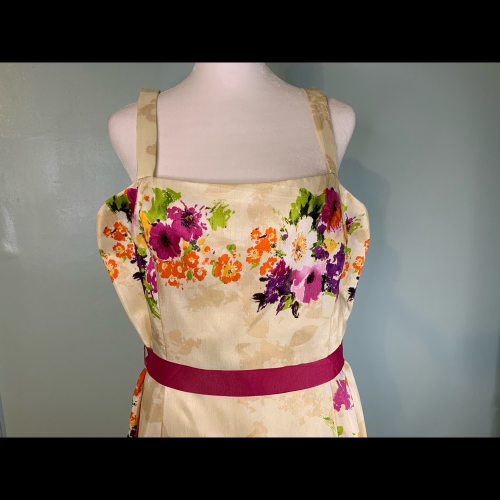 Floral print dress with belt.